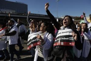 Una marea de bates blanques banya Barcelona en defensa de la sanitat pública