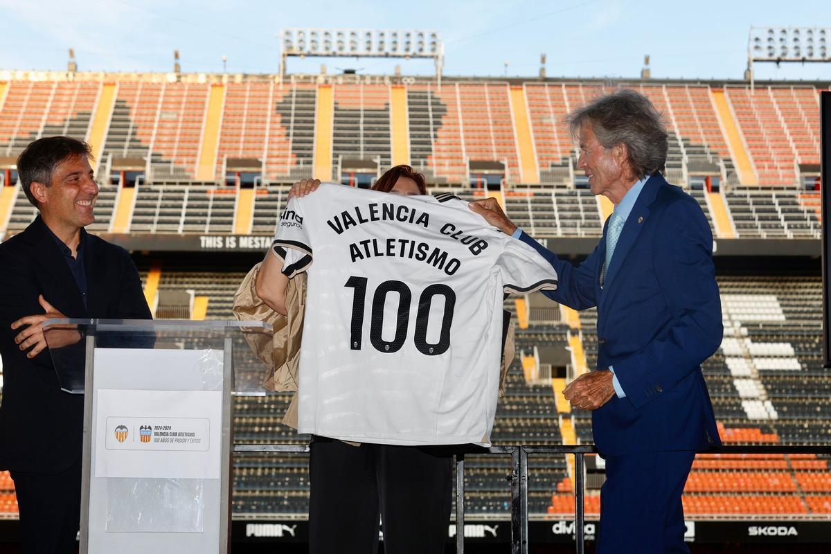 Jorge García entregó a Blanquer una camiseta con el número 100