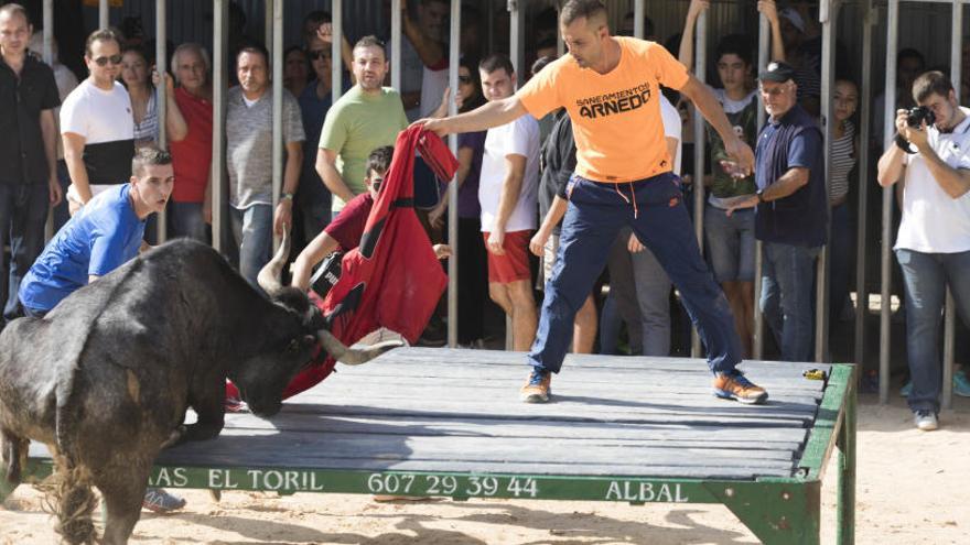 Llíria suspende los &#039;bous i cavalls&#039; por los resbalones por la cera de las procesiones