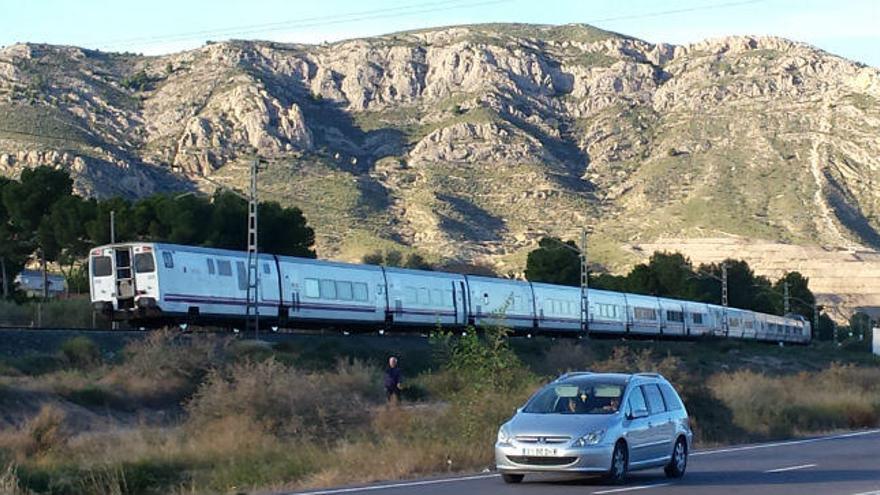 Dos trenes parados tras un arrollamiento mortal en Elda