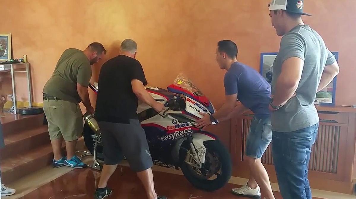 Aleix i Pol visiten a la família del pilot, mort a Laguna Seca, a la localitat pontevedresa de Moaña.