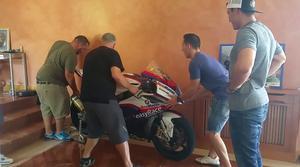 Aleix i Pol visiten a la família del pilot, mort a Laguna Seca, a la localitat pontevedresa de Moaña.