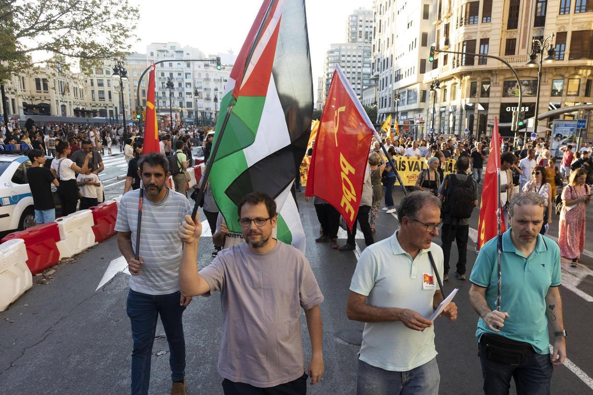 En la manifestación se ondearon banderas palestinas.