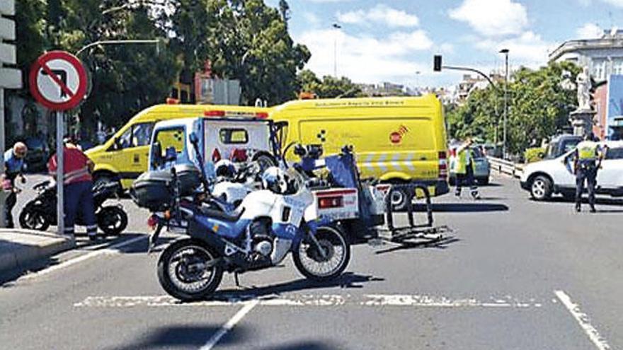 Un motorista, grave tras un accidente con una ambulancia en Vegueta