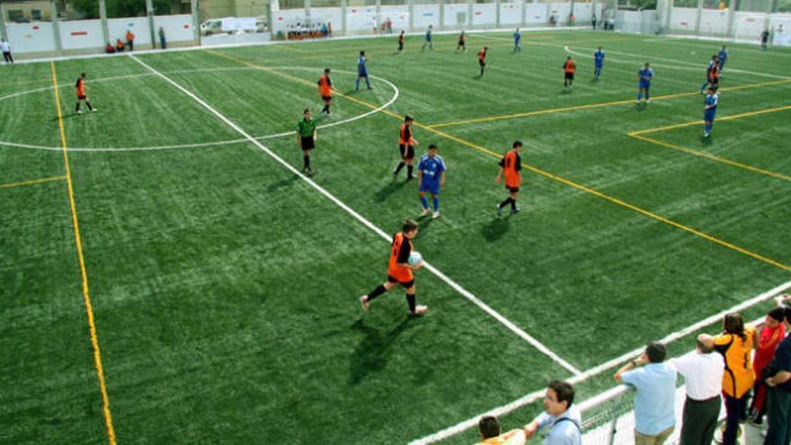 El PSOE denuncia falta de supervisión en la gestión de los campos municipales de fútbol.