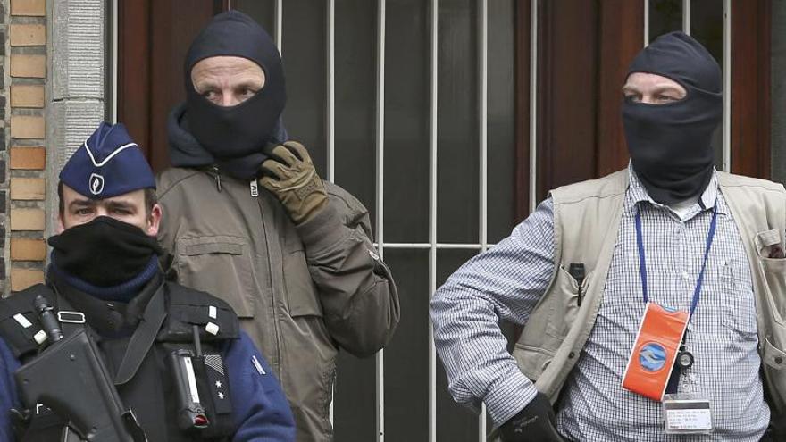 Policías vigilan a las puertas de un edificio en Bruselas.