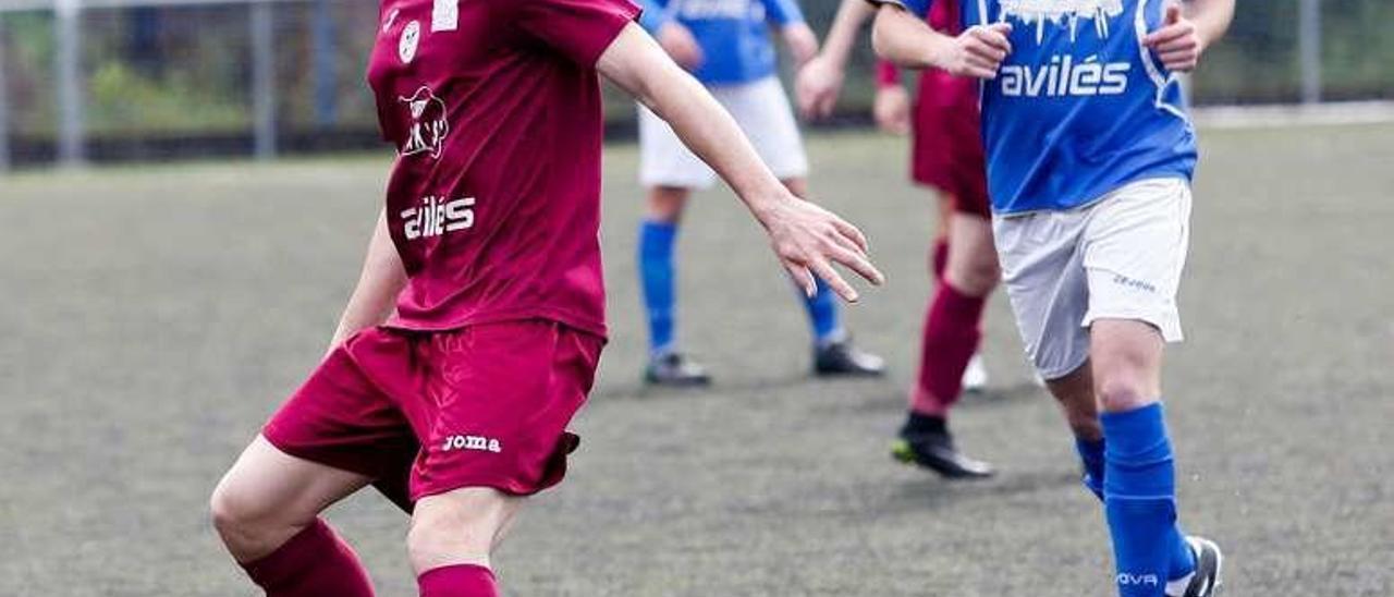 Un jugador del Llaranes controla el balón ante el Valsa.