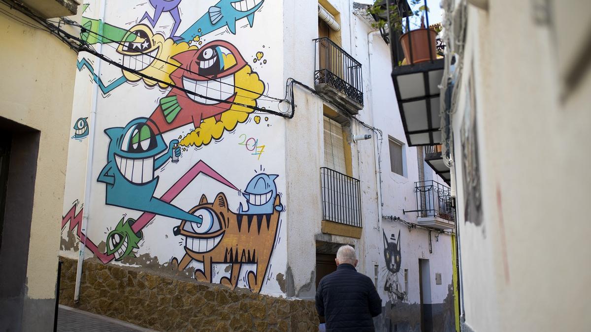 Foto de una de las fachadas de Fanzara con murales pintados.