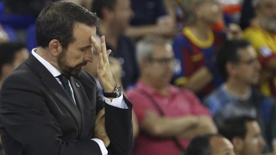 El técnico de Unicaja, Joan Plaza, se lamenta.