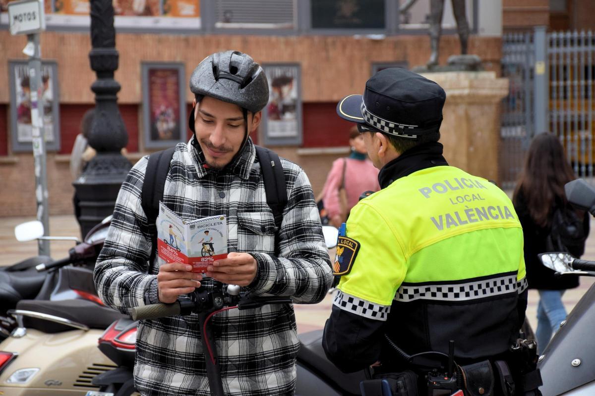 Control de patinetes de la Policía Local de València esta mañana.