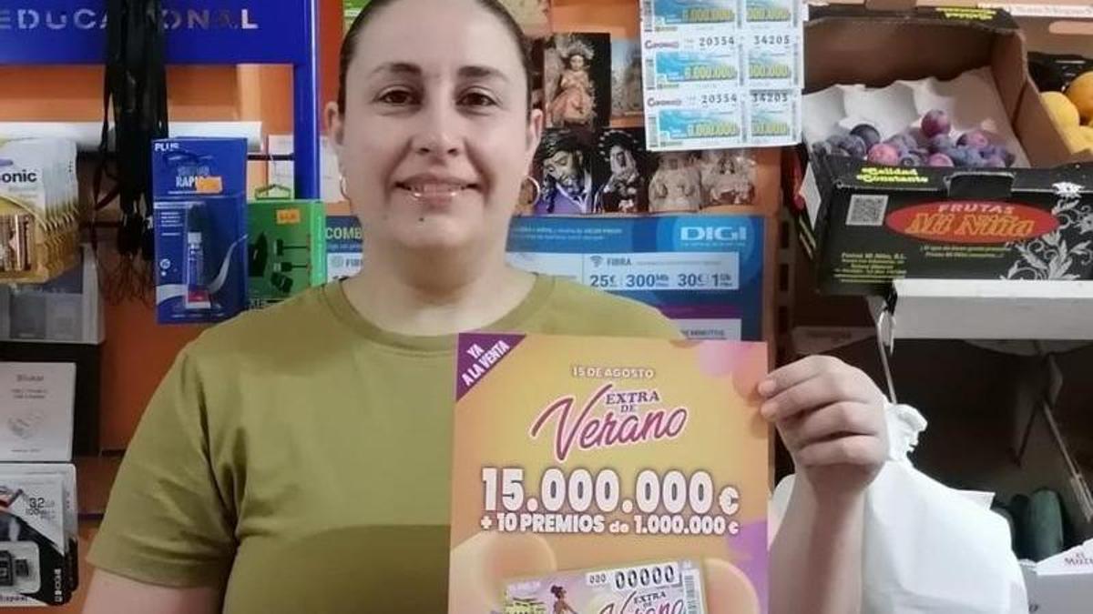 Rafaela Ruiz, la dueña de la tienda de alimentación que ha vendido el boleto premiado.