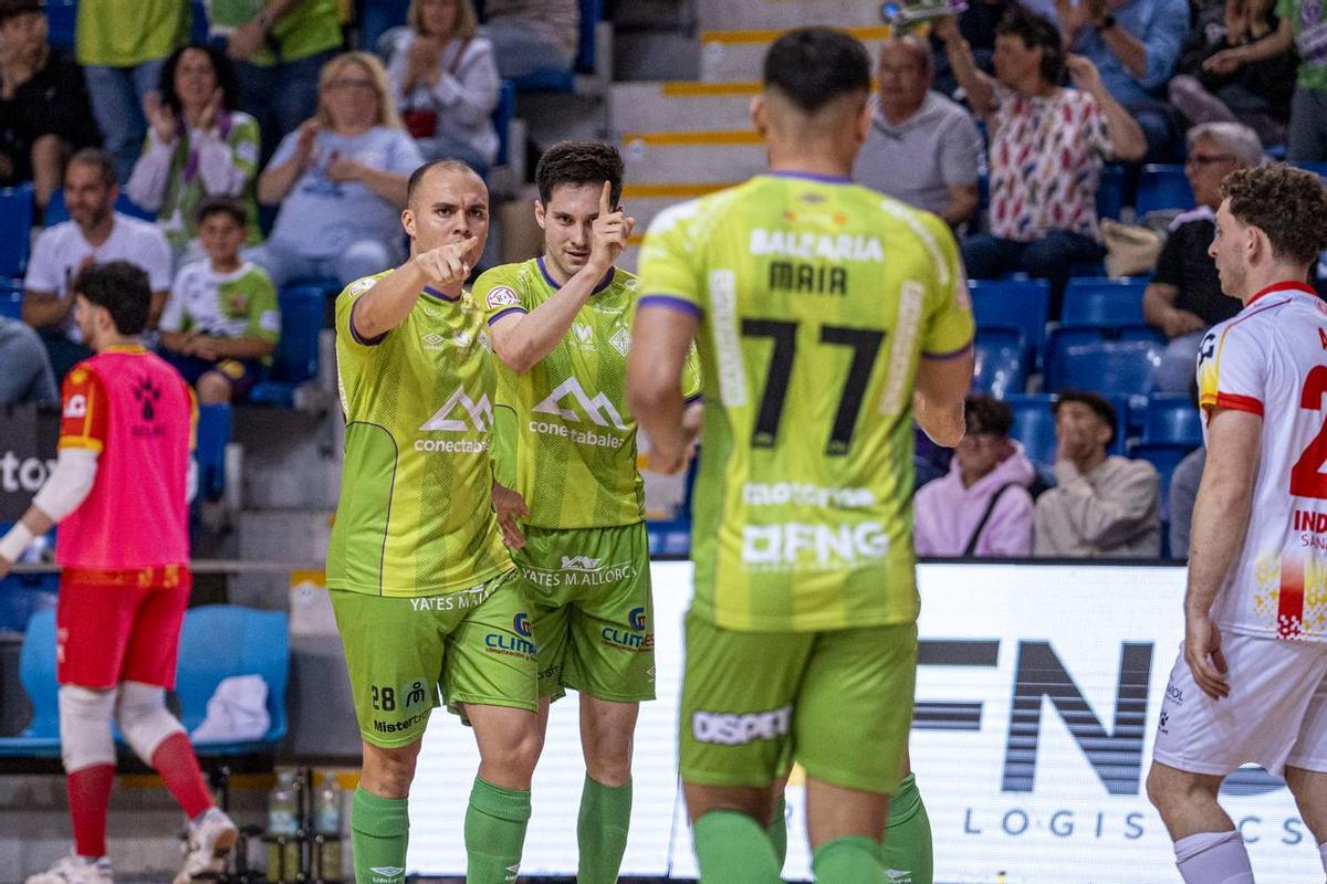 Fabinho y Ernesto celebran un tanto en el partido contra el Santa Coloma en Son Moix.