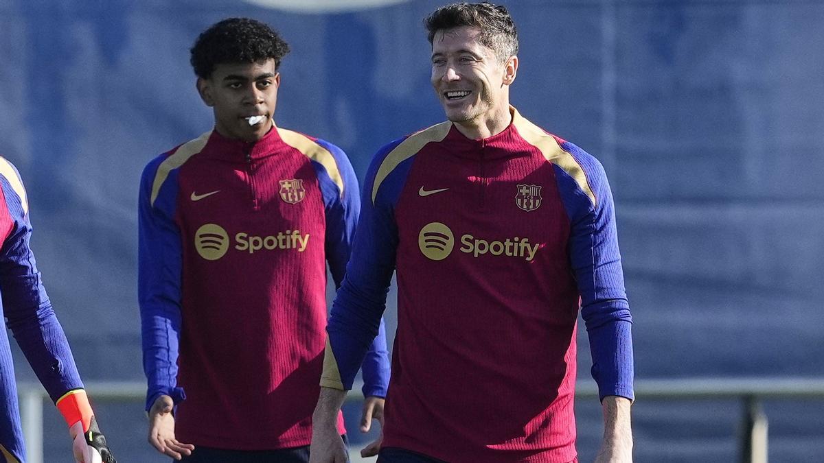 Lamine Yamal y Lewandowski, en un entrenamiento del Barça la pasada semana.