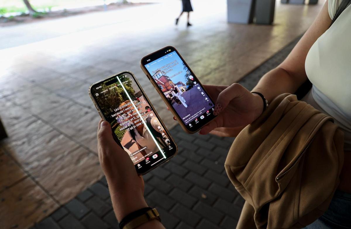 Dos estudiantes enseñan el contenido que les muestra el algoritmo de TikTok