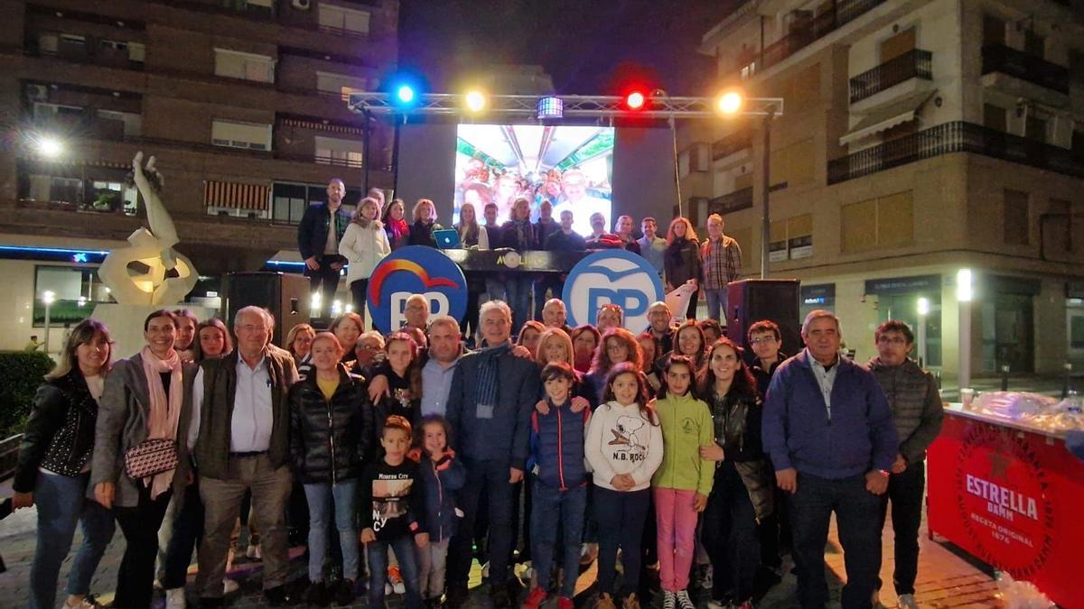 Gabaldón celebra el triunfo electoral con su equipo.