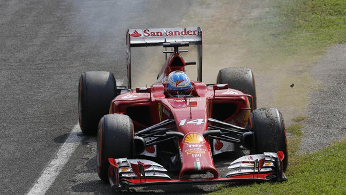 Alonso, en el momento de abandonar en el circuito de Monza, este domingo