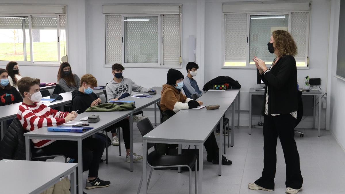 Una professora impartint una classe a la UdG.