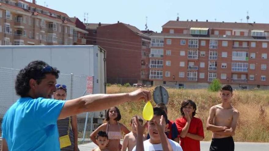 Niños juegan al pañuelo con globos de agua.