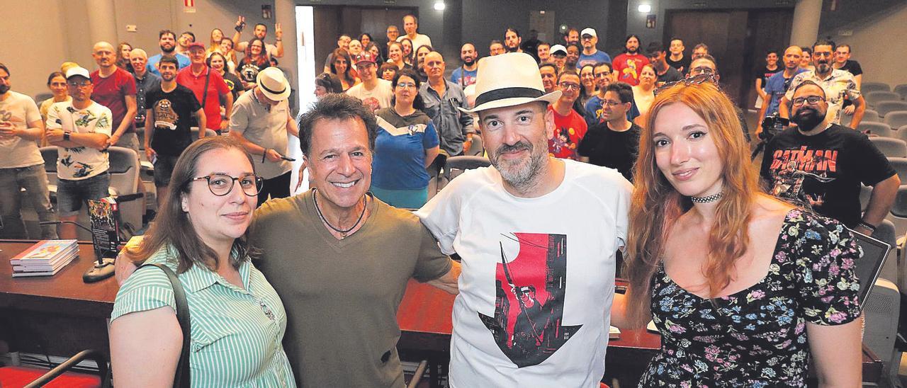 Por la izquierda, John Romita Jr. (con su intérprete), Pepe Caldelas y Lidia Castillo, ayer, en la Comic Con. | Juan Plaza