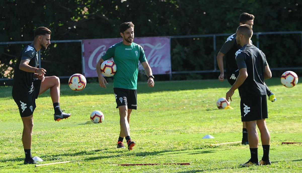 Cristóbal Fuentes, entre Luis Muñoz y Vallejo, en un entrenamiento del Córdoba CF en la 2018-19.
