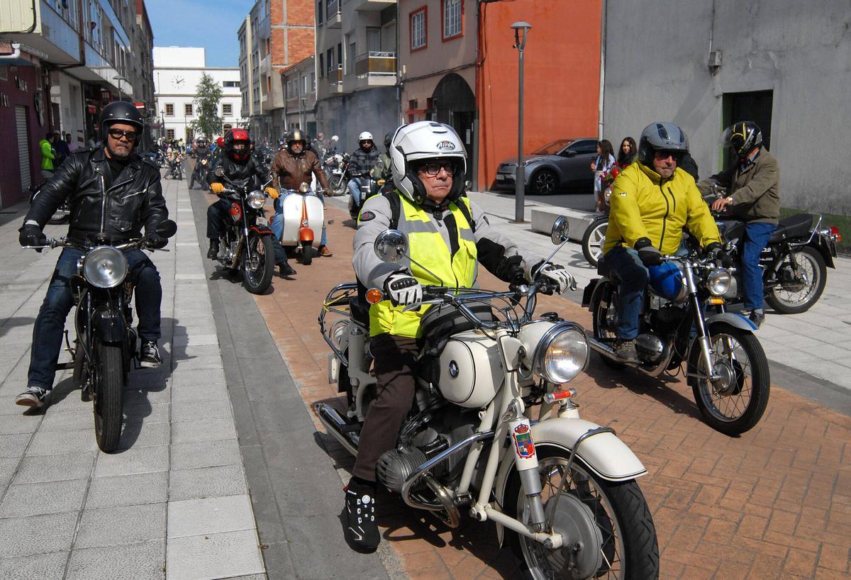 Las motos se concentraron en la calle Cartagena de Silleda antes de iniciar la ruta.