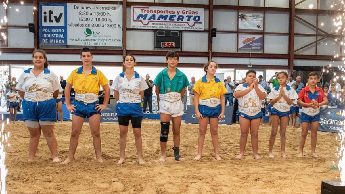 Foto de familia de los brillantes ganadores en el terrero de Mirca. | | E.D.