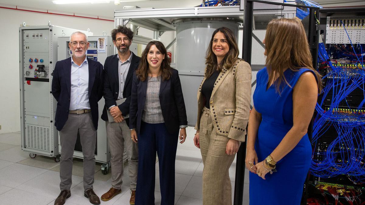 La conselleira María Jesús Lorenzana, en el centro, en la inauguración de Qmio.