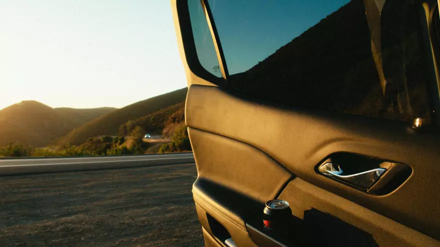 Fíjate bien en la pieza de la puerta del coche que evita que la DGT te ponga multas