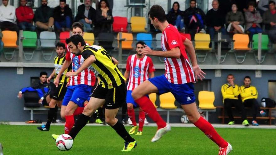 Changui se aprovechó de un mal despeje de Angeriz para asistir a Hugo en la jugada que supuso el 1-2 definitivo en O Roxo. // Iñaki Abella