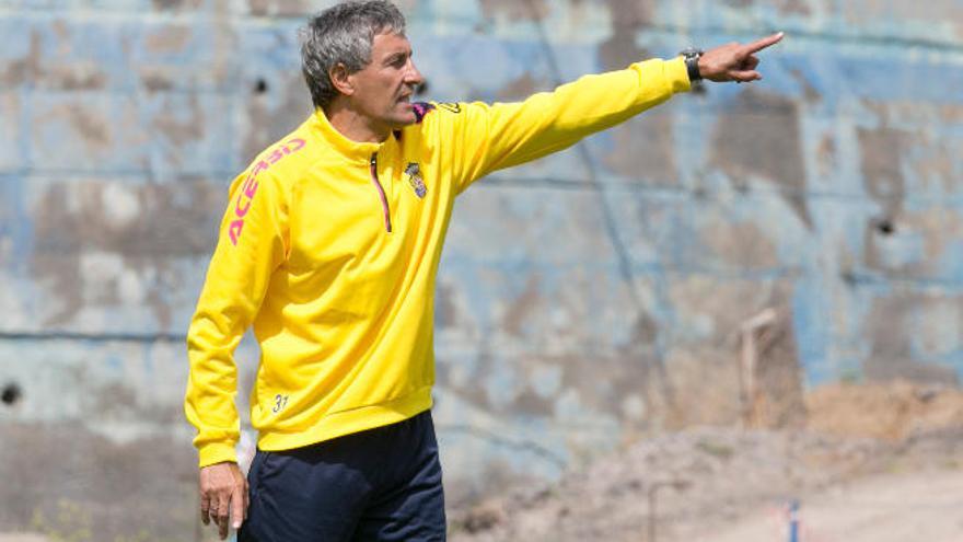 Quique Setién, durante un entrenamiento de esta semana en Barranco Seco.