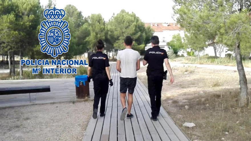 Agentes de la Policía Nacional custodian al joven tras ser detenido.