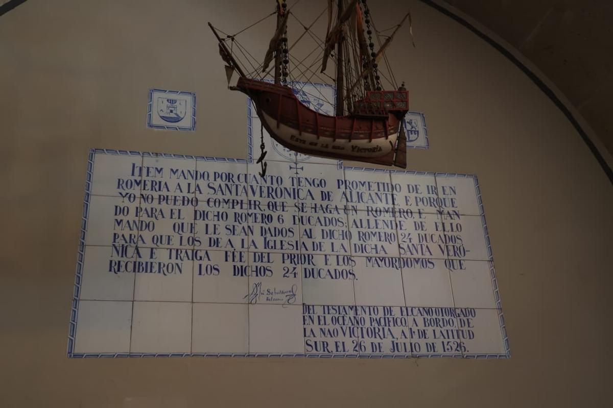 Transcripción de parte del testamento de Juan Sebsastián Elcano junto a la réplica de la embarcación en la que naufragó en 1926.