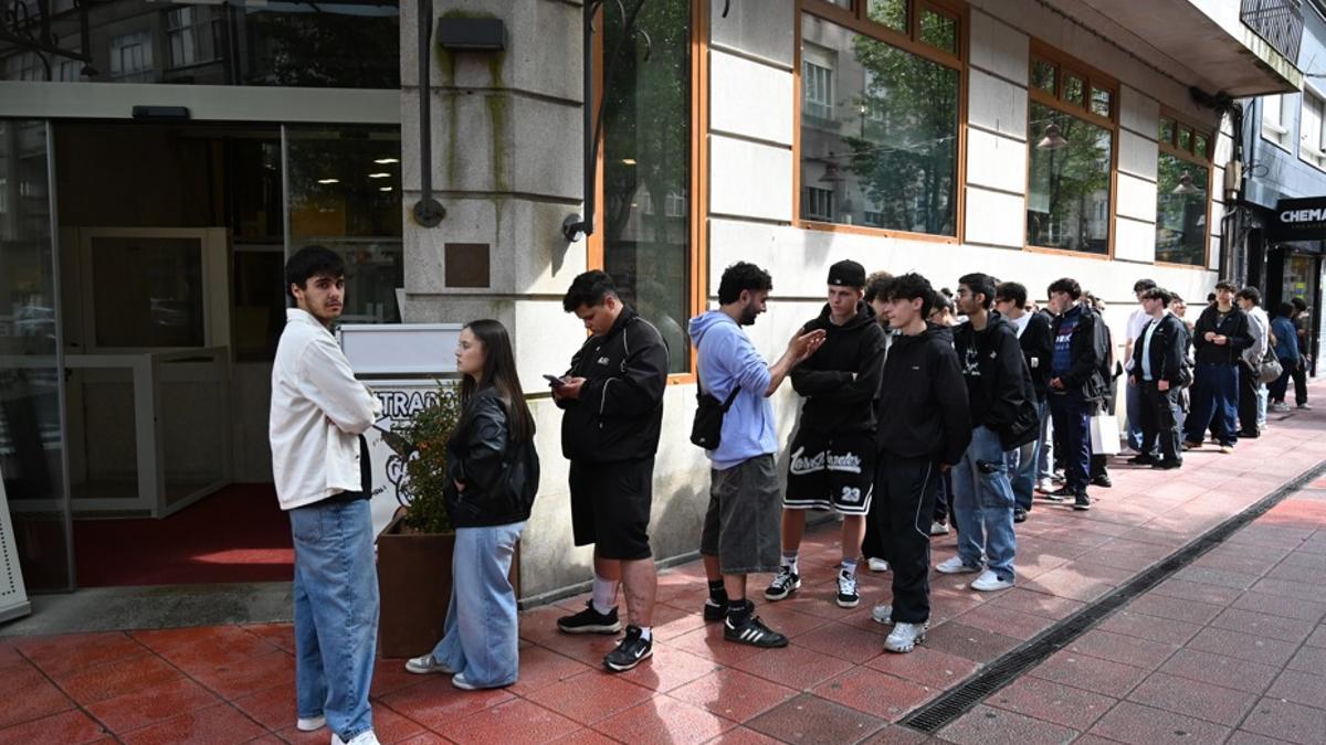 Colas ante la tienda efímera