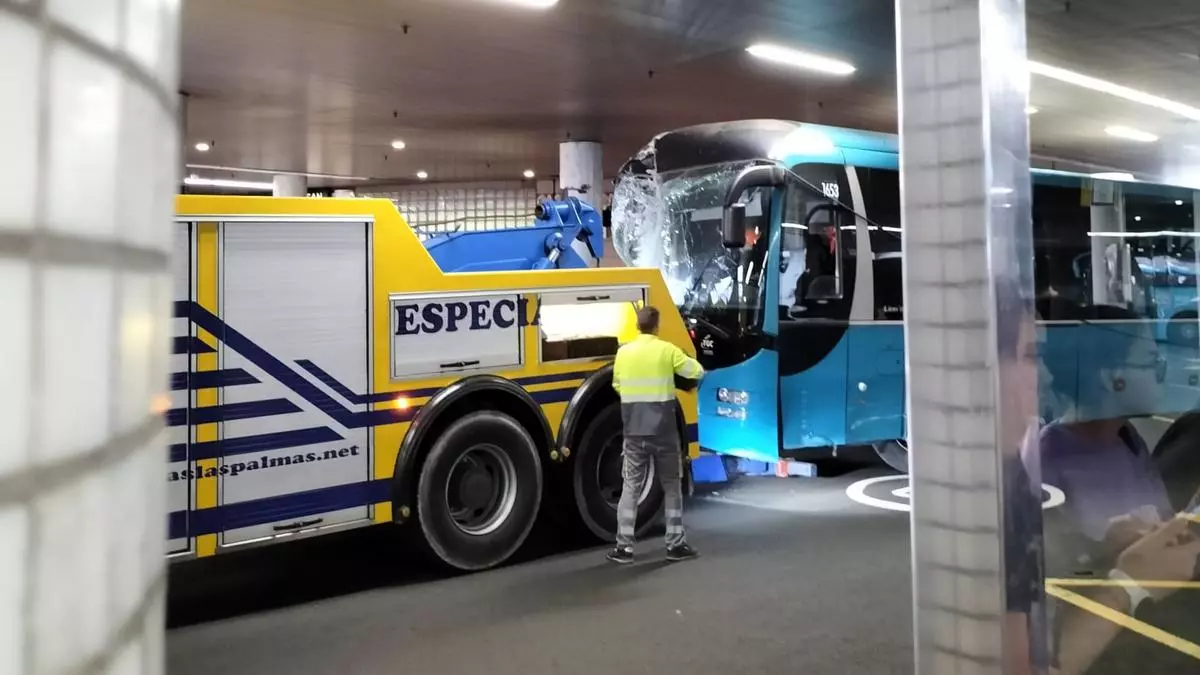 Un choque sin precedentes en la estación de guaguas de San Telmo