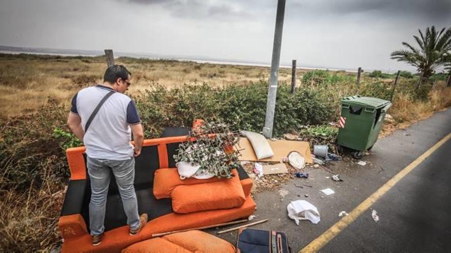 Aspecto habitual de los contenedores de zonas residenciales como Las Torretas en Torrevieja.