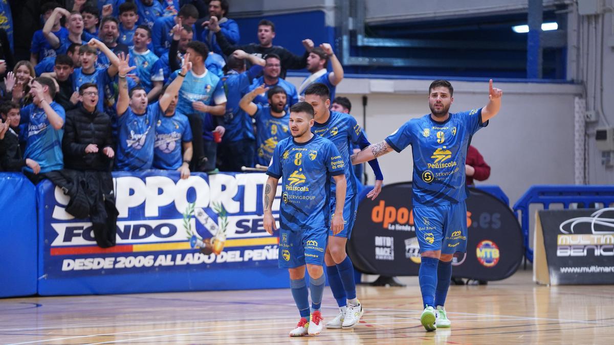 Los jugadores del Peñíscola celebran un gol en la eliminatoria frente a Antequera