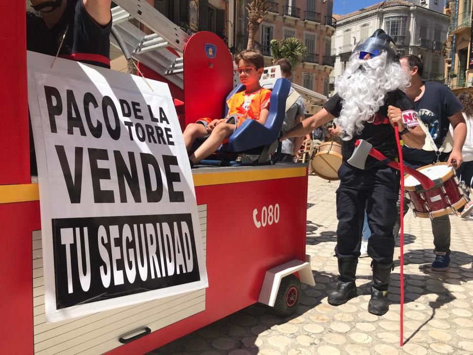 La manifestación, que partía del parque de bomberos de Martiricos, ha recorrido las calles de Málaga hasta llegar a la plaza de la Constitución