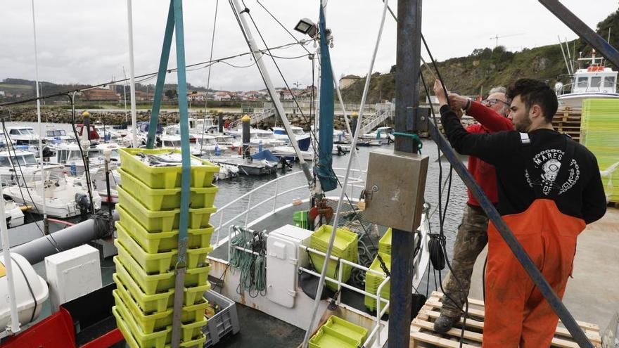 Pescadores en una jornada de xarda en Luanco