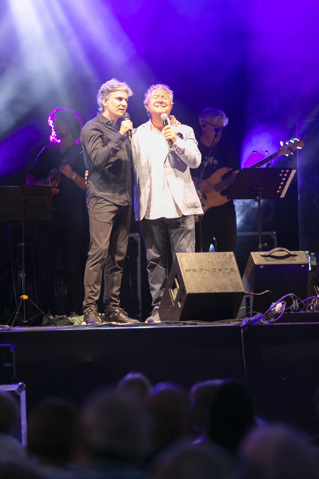 Así fue el concierto de Nando Agüeros, sus "amigos asturianos" y Rosa López en Luanco