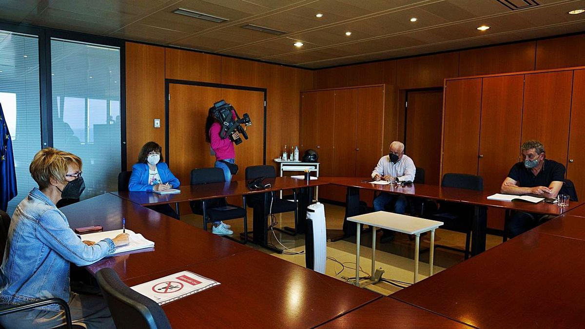 La consejera Elena Máñez (izquierda) con los líderes sindicales Manuel Navarro (izquierda) e Inocencio González, ayer.