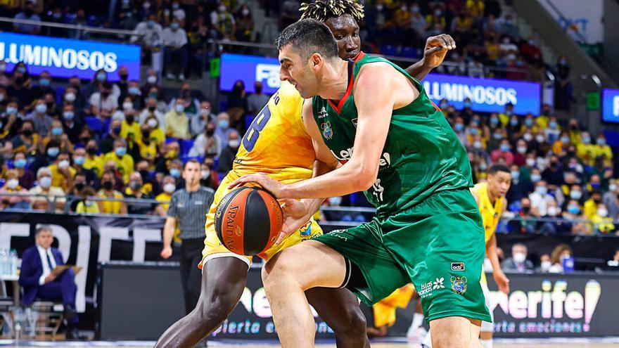 Gio Shermadini durante una acción de juego.