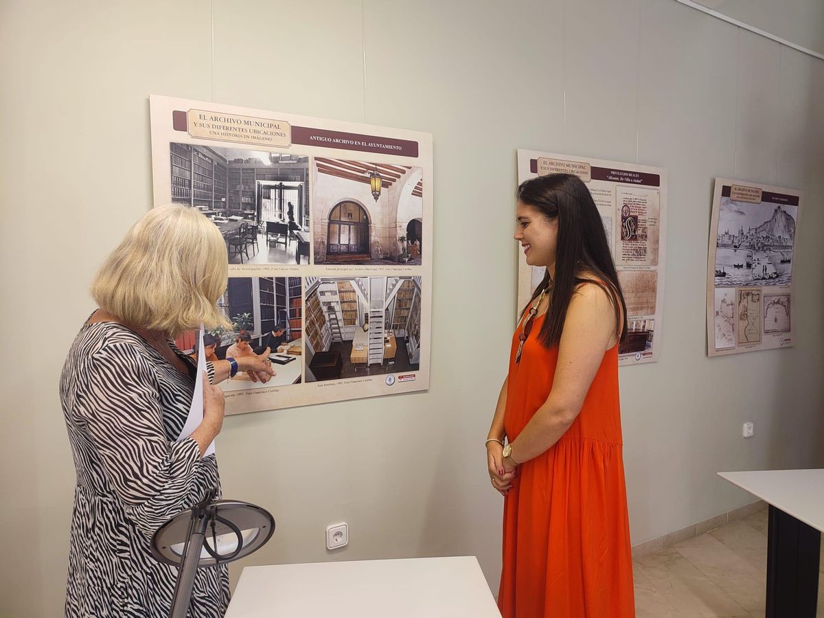 La concejala Nayma Beldhalili y Susana Llorens, en la exposición.