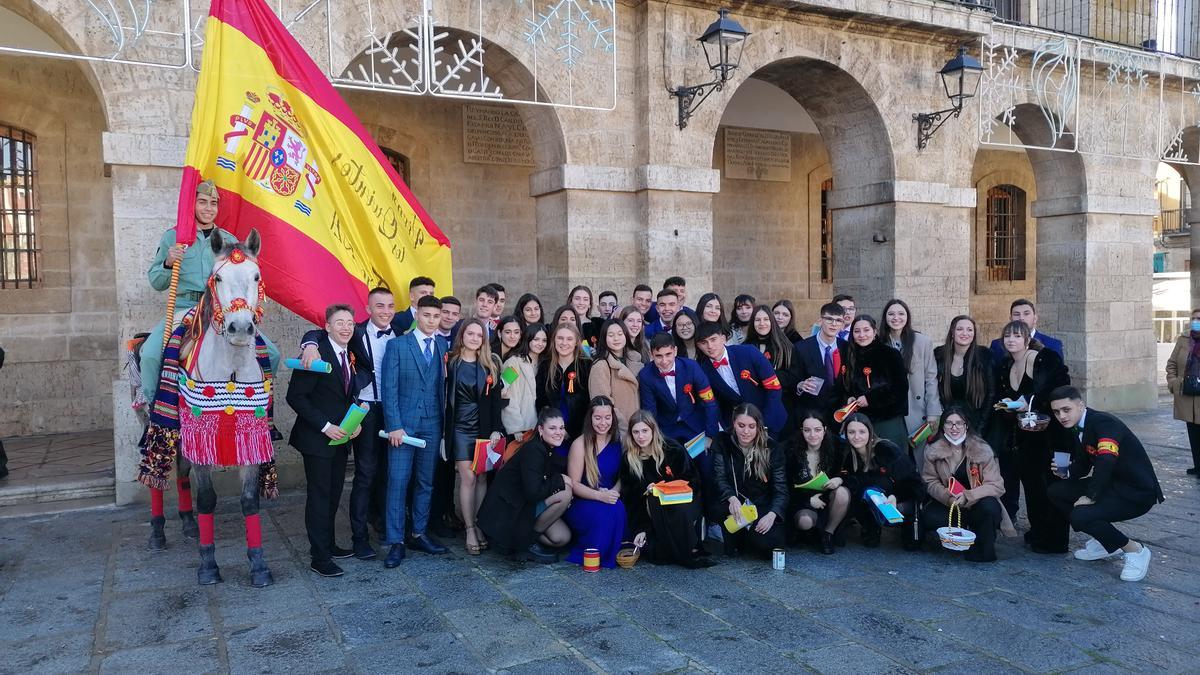 Los quintos y las quintas posan junto a su abanderado en las puertas del Ayuntamiento