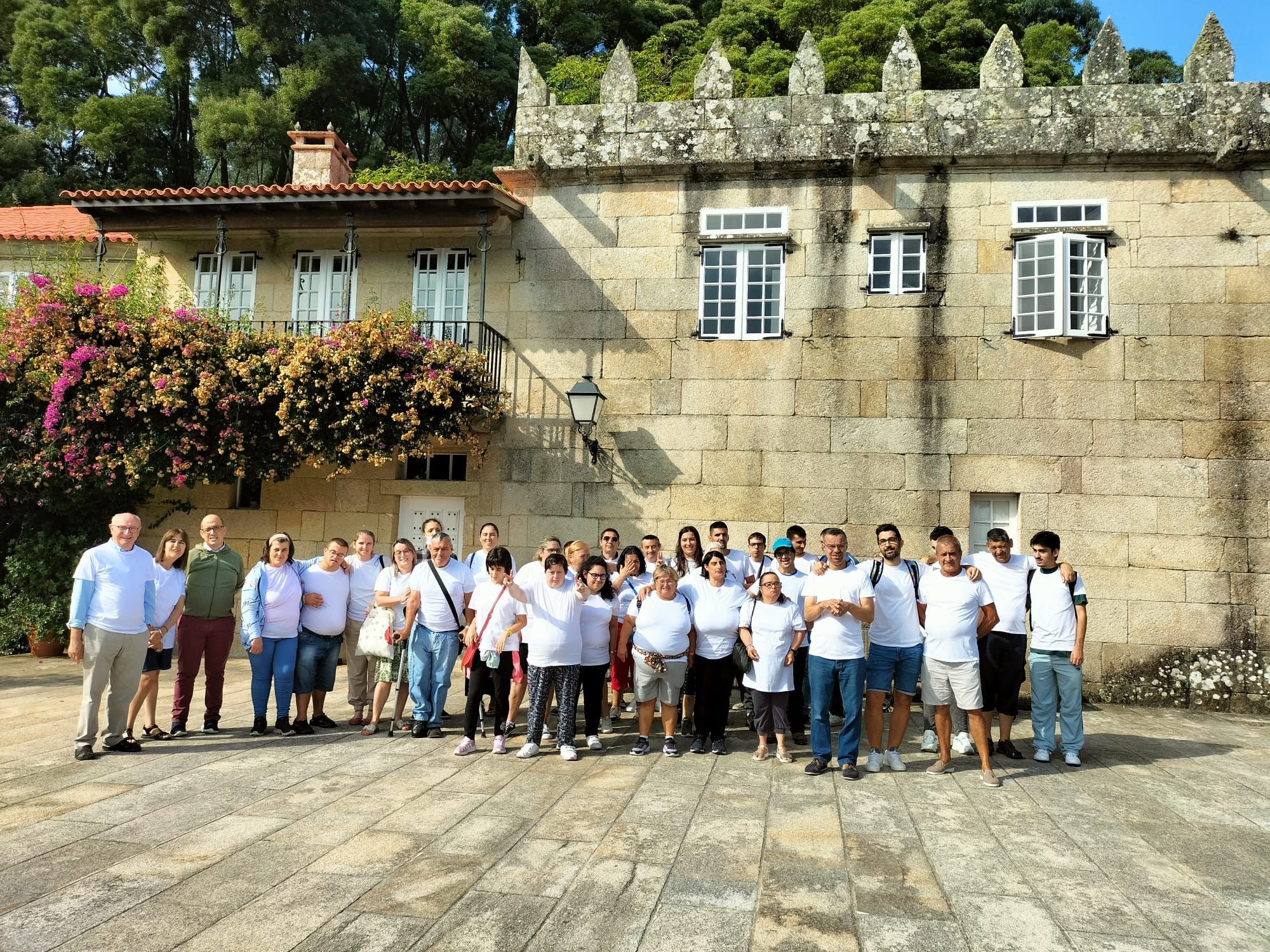 Visita de los usuarios de los centros de la Asociación Juan XXIII por las fiestas de Santa Ifigenia