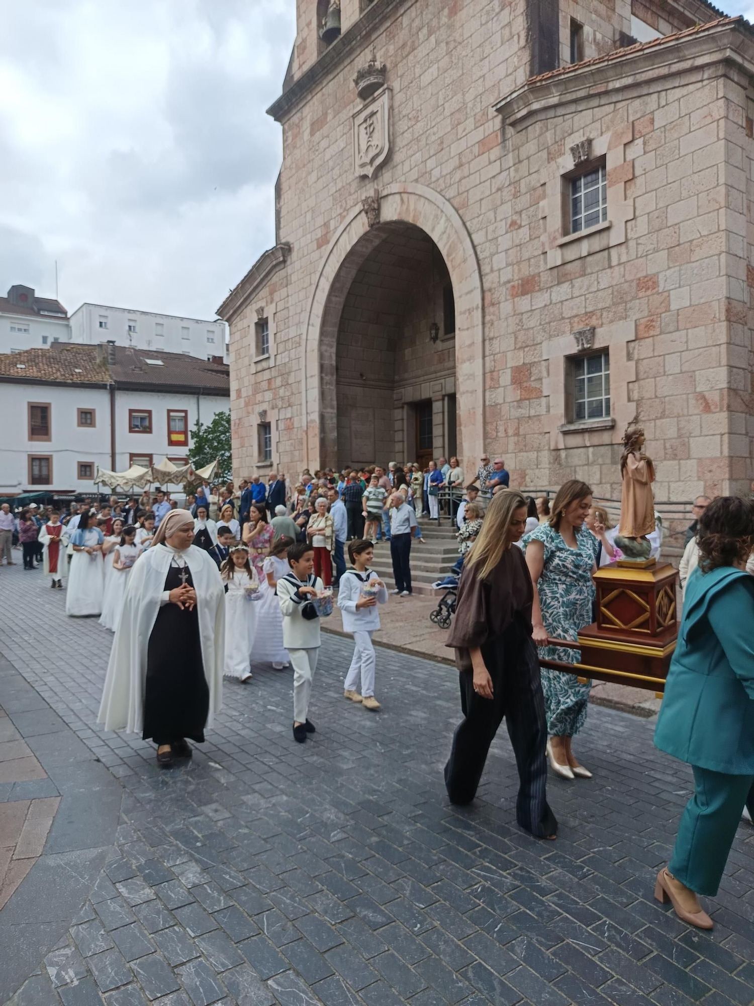 Espectaculares alfombras florales en Cangas de Onís por el Corpus Christi
