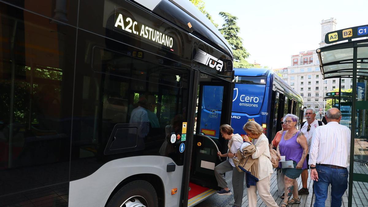 Usuarios entrando a un autobús de TUA.