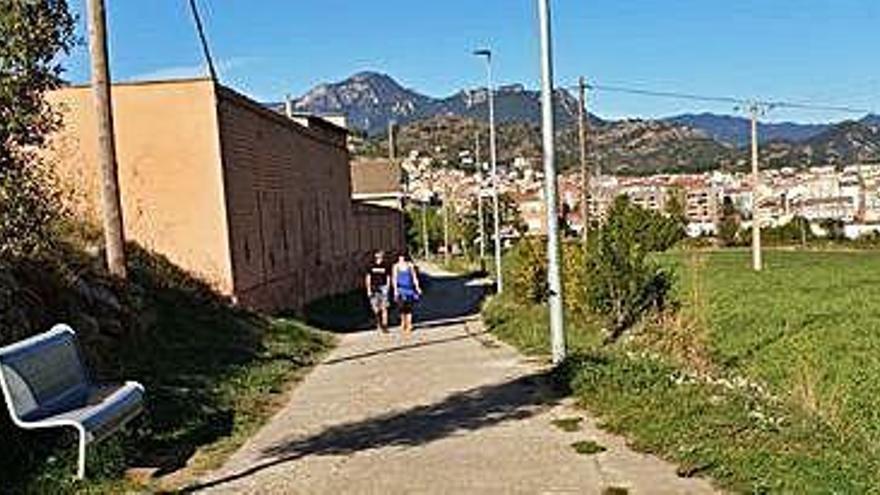 Vianant al camí ral de Cardona, ahir a la tarda