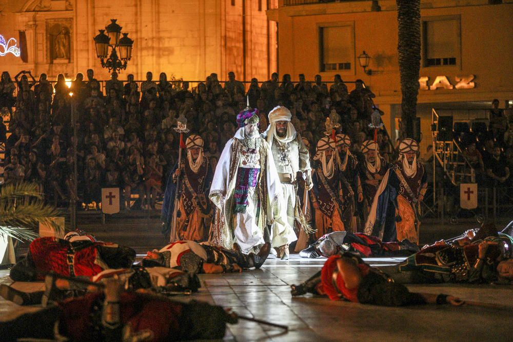 Los bandos de la cruz y la media luna recrean una emocionante embajada frente a Palacio Altamira de Elche.