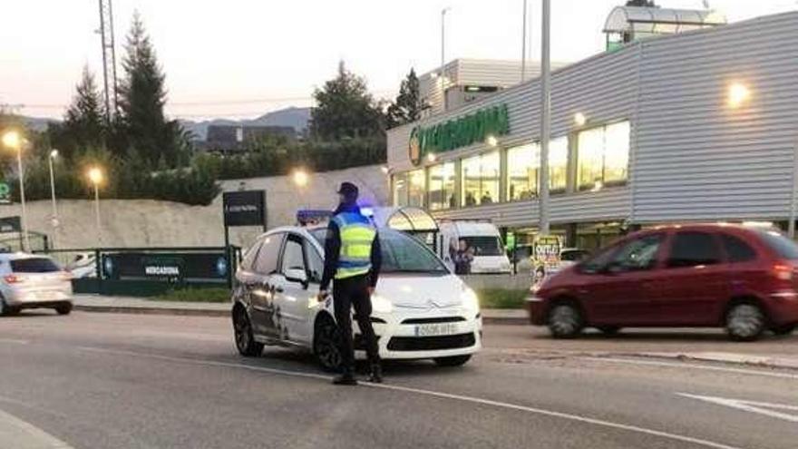 La Policía Local controla los vehículos en la salida de Redondela. // FdV