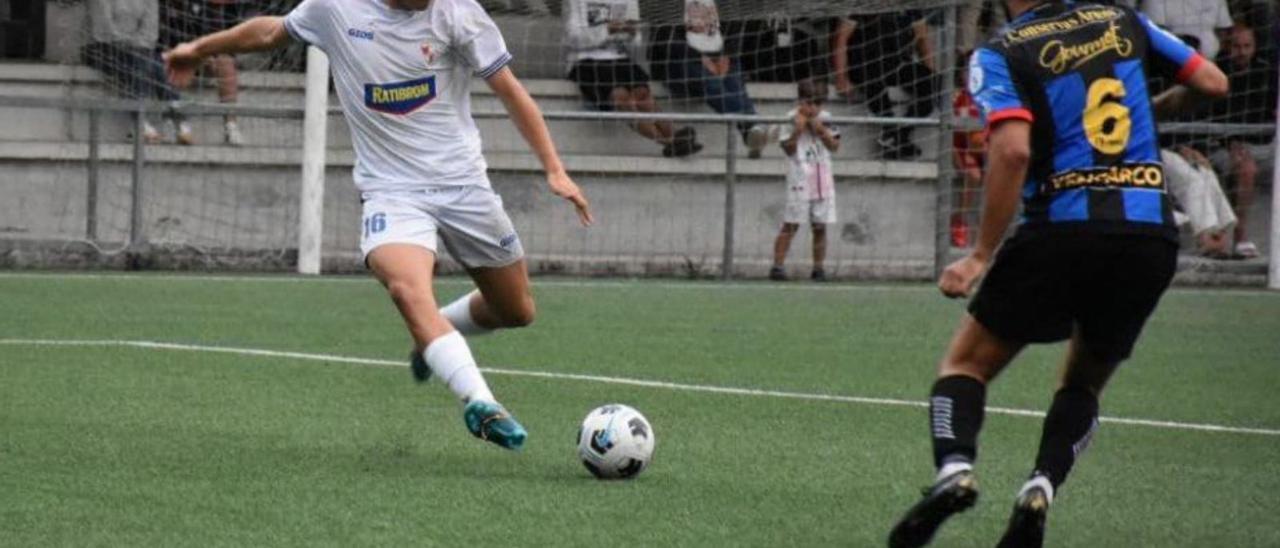 Hugo Losada dispara a portería en el campo de A Bouza.